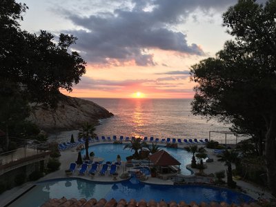 Erleben Sie atemberaubende Sonnenuntergänge über dem Mittelmeer, in einer traumhaften Kulisse: direkt vom Pool des Centro de Salud Port Salvi aus!