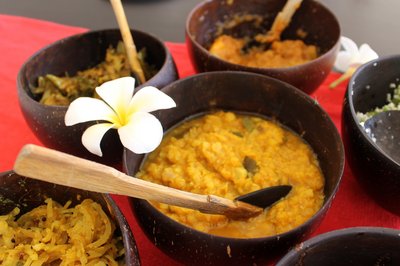 Lassen Sie sich von ayurvedischen Köstlichkeiten im ANANDA Ayurveda Resort verwöhnen
