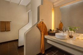 Suite mit modernem Badezimmer und klarem Design