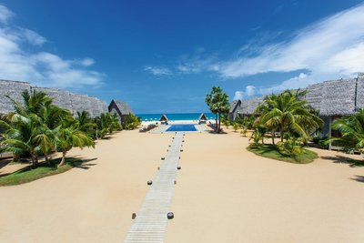 Ein Weg führt direkt vom Maalu Maalu Resort zum weißen Sandstrand