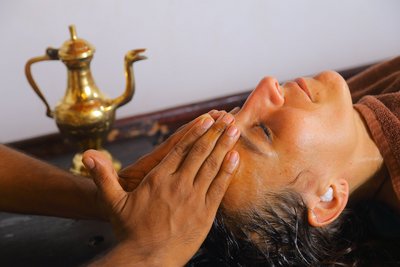 Eine Shirodara erlebt alle Sinne. Freuen Sie sich auf ein wohltuenden Stirnölguss.