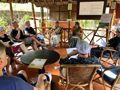 Zu Beginn der Kur kriegt die Gruppe das Wichtigste über Ayurveda erklärt