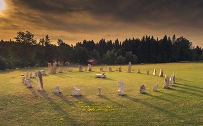 Spüren Sie während Ihrer Ayurveda-Kur, die magische Kraft des größten Steinkreis in Tschechischen 