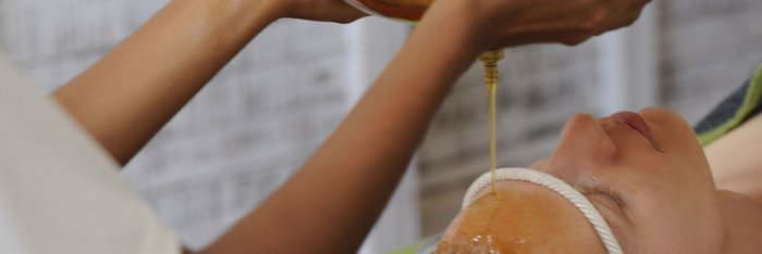 Frau wir Stirnölguss Behandlung