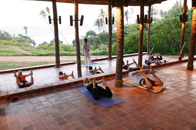 Neben Ayurveda-Kuren können Sie auch mit Yoga und Meditationen jeden Tag ganzheitlich entspannen